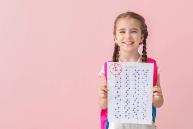 Renkli arka plan üzerinde okul testi için cevap sayfası ile Mutlu kız
