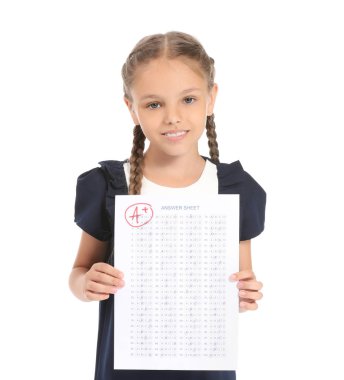 Beyaz arka plan üzerinde okul testi için cevap sayfası ile Mutlu kız