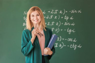 Sınıftaki güzel matematik öğretmeni.