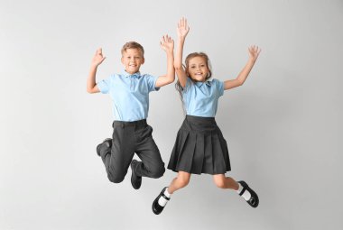 Hafif arka planda zıplayan küçük gözbebekleri