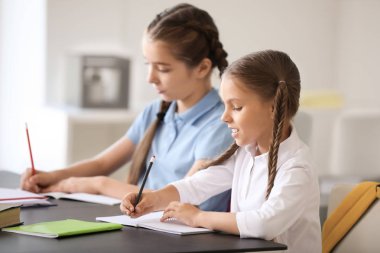 Sevimli küçük öğrenciler sınıfta ders yapıyor