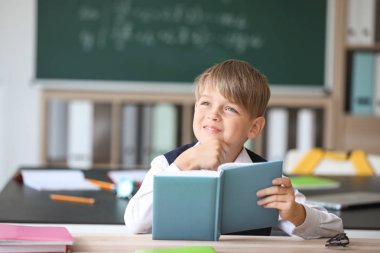 Sınıfta ders sırasında sevimli küçük öğrenci