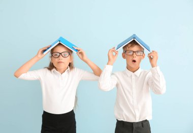 Renkli arka plan kitapları ile sürpriz küçük öğrenciler