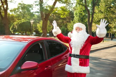 Araba açık havada yakın Happy Santa Claus