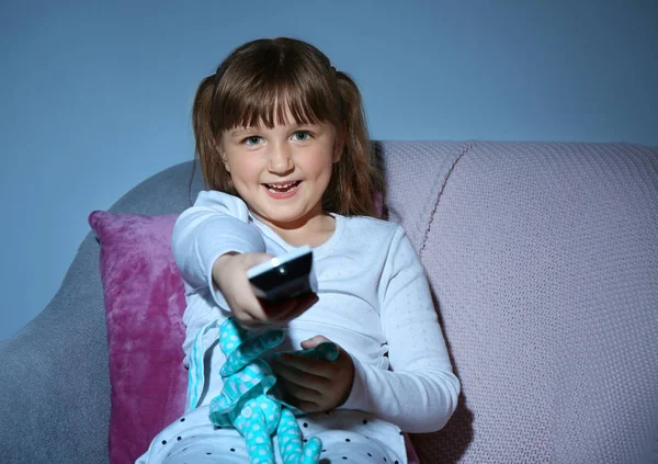 Cute little girl watching TV at night — Stock Photo, Image