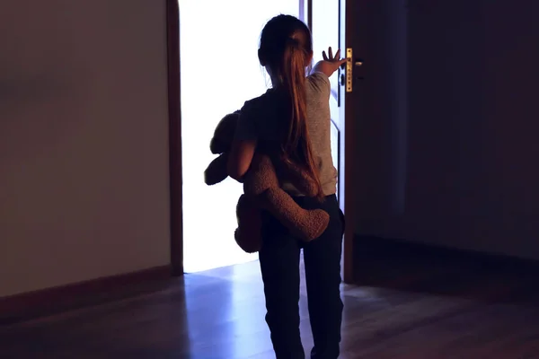 Menina bonito que sofre de sonambulismo em casa — Fotografia de Stock