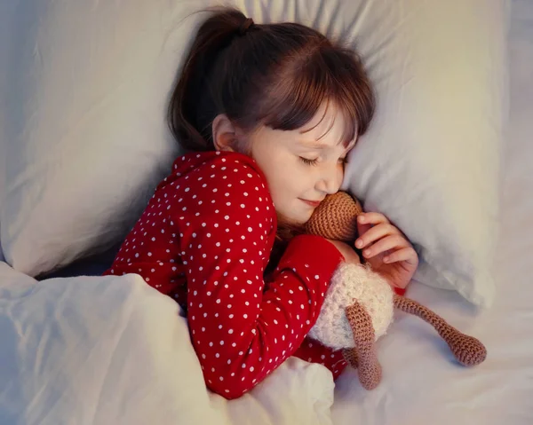 Cute little girl sleeping in bed at night — Stock Photo, Image