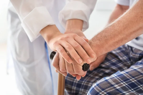 診療所で高齢の男性と医師の手、クローズアップ — ストック写真