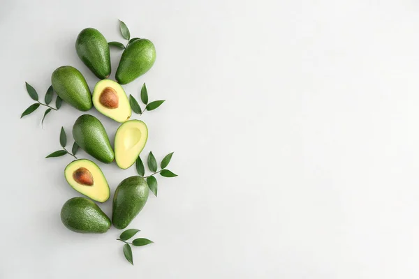 Avocado fresco maturo su sfondo bianco — Foto Stock