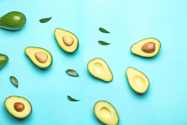 Verse avocado's op kleur achtergrond — Stockfoto