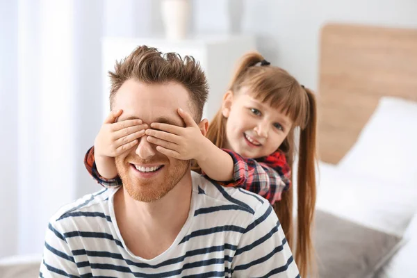 Porträtt av lycklig far och dotter som leker hemma — Stockfoto