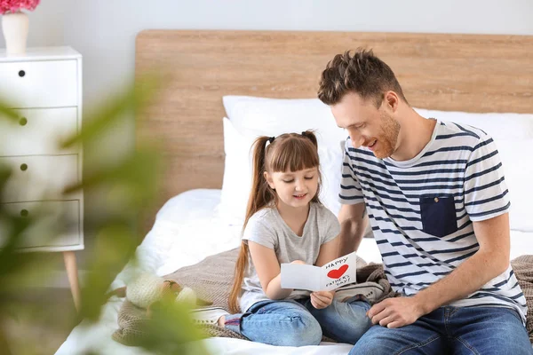 Little girl greeting her dad with Father's Day at home — Stock Photo, Image