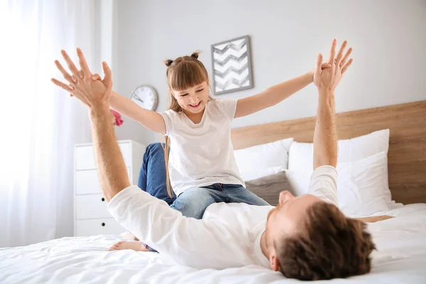 Far leker med sin lilla dotter hemma — Stockfoto