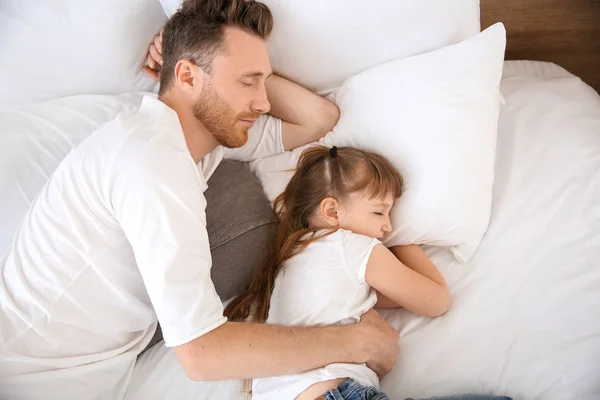 幸福的父亲和他的小女儿睡在家里的肖像 — 图库照片