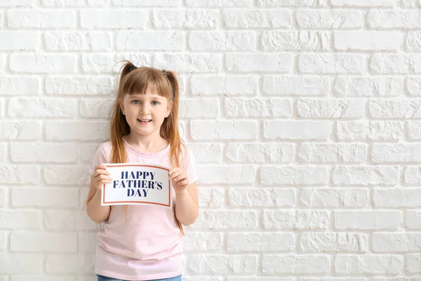 Carino bambina con biglietto di auguri per la festa del papà su sfondo bianco — Foto Stock