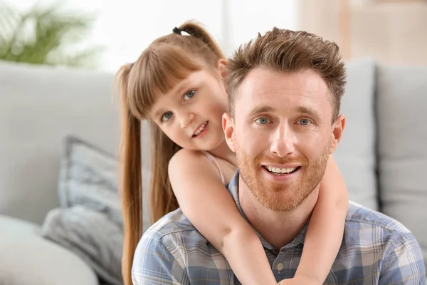 Porträtt av lycklig far och hans lilla dotter hemma — Stockfoto