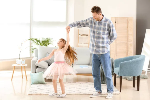 Buon padre e sua figlia che ballano a casa — Foto Stock