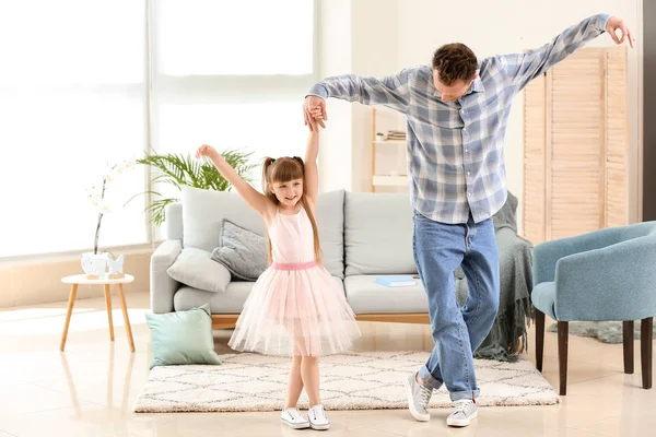 Happy father and his little daughter dancing at home — Stock Photo, Image