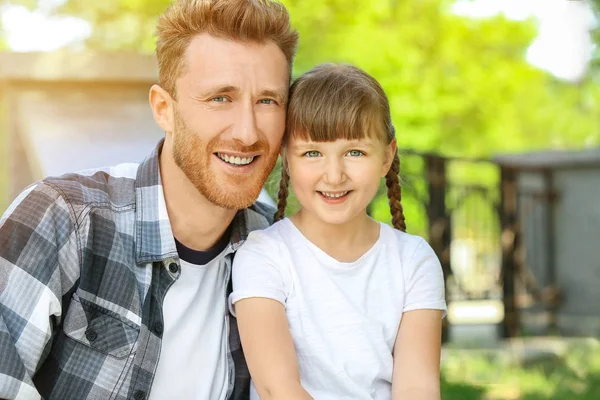 Porträtt av lycklig far och hans lilla dotter utomhus — Stockfoto