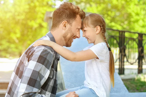 Retrato de padre feliz y su pequeña hija al aire libre — Foto de Stock