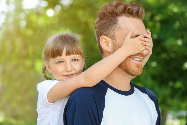 Portrait of happy father and his little daughter playing outdoors — Stock Photo, Image