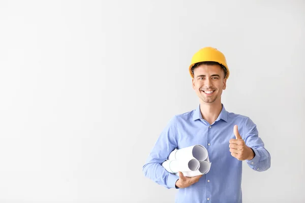 Guapo arquitecto masculino mostrando el pulgar hacia arriba sobre fondo blanco — Foto de Stock