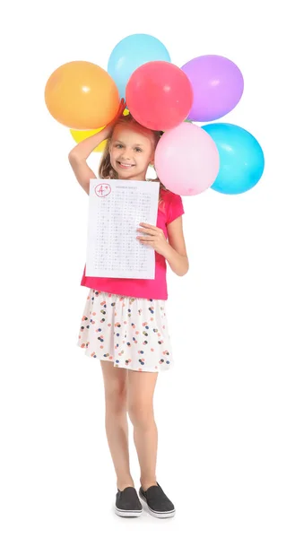 Gelukkig meisje met antwoordblad voor school test en ballonnen op witte achtergrond — Stockfoto