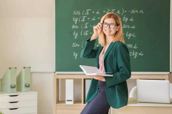 Mooie vrouwelijke leraar in de klas — Stockfoto