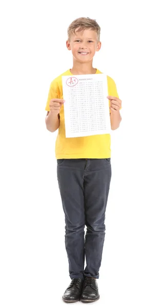 Ευτυχισμένο αγόρι με το φύλλο απαντήσεων για το σχολικό τεστ σε λευκό φόντο — Φωτογραφία Αρχείου