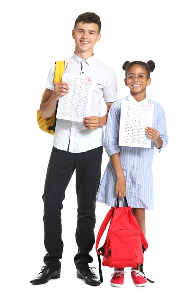 Zufriedene Klassenkameraden mit Ergebnissen des Schultests auf weißem Hintergrund — Stockfoto