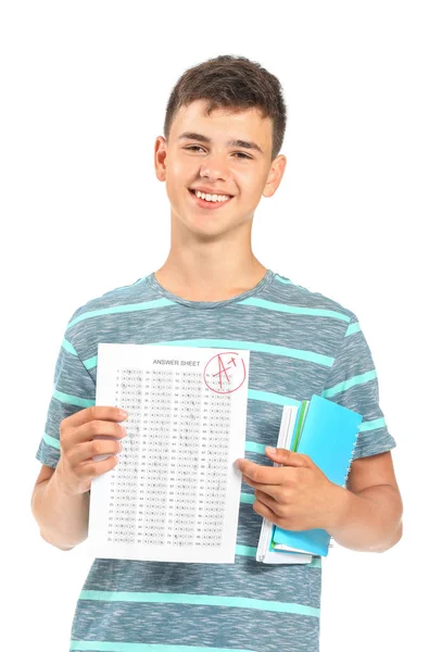Szczęśliwy chłopiec z wynikami egzaminu szkolnego na białym tle — Zdjęcie stockowe