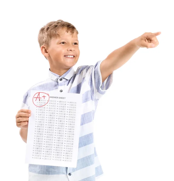 Ragazzo felice con foglio di risposta per test scolastici su sfondo bianco — Foto Stock