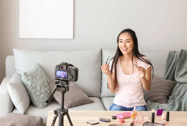 Asiático beleza blogger gravação de vídeo em casa — Fotografia de Stock