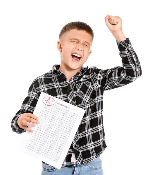 Menino feliz com folha de resposta para teste escolar em fundo branco — Fotografia de Stock