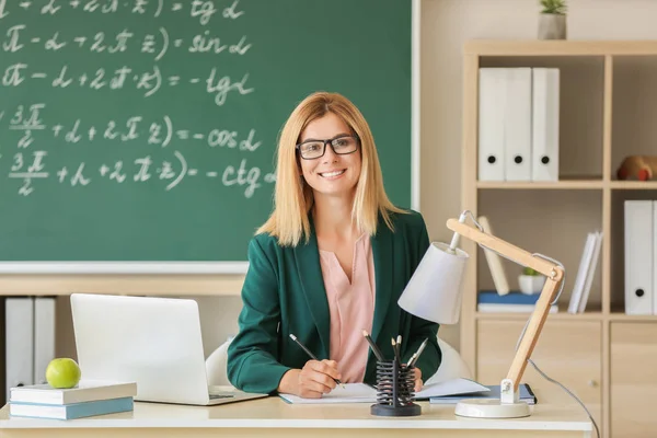Schön weiblich lehrer im klassenzimmer — Stockfoto
