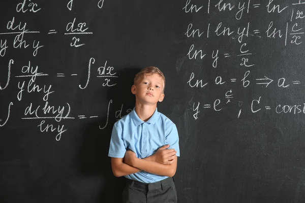 Lucu anak sekolah dekat papan tulis — Stok Foto