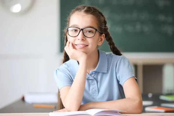 Carino bambina durante la lezione in classe — Foto Stock