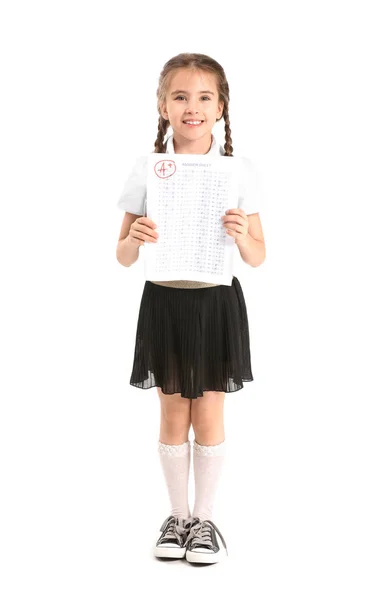 Щаслива дівчина з листом відповіді на шкільний тест на білому тлі — стокове фото