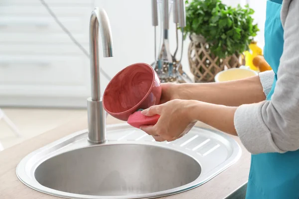 Γυναίκα πλύσιμο πιάτων στο νεροχύτη κουζίνα — Φωτογραφία Αρχείου
