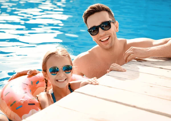 Pai com menina na piscina no dia de verão — Fotografia de Stock