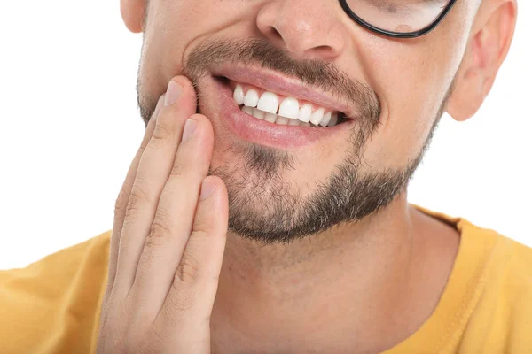 Homem que sofre de dor de dente contra fundo branco, close-up — Fotografia de Stock