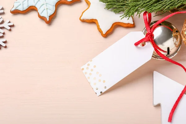 Empty tag with beautiful Christmas decor on white wooden background — Stock Photo, Image