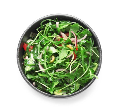 Beyaz arka planda lezzetli arugula salatası ile Bowl