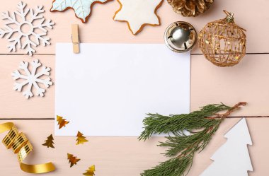 Beyaz ahşap arka plan üzerinde Noel dekor ile Boş tebrik kartı