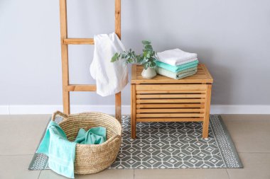 Odada yumuşak havlu ile Sepet ve ahşap kutu