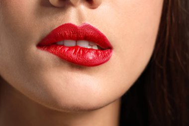 Parlak rujlu güzel bir genç kadın, yakın plan.