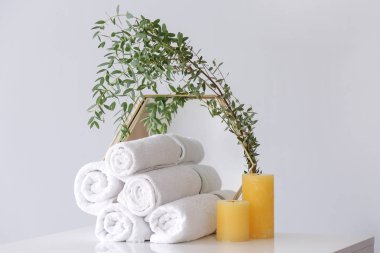 Odada masada yumuşak havlu, ayna ve mumları temizleyin