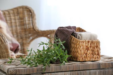 Odada hasır kutu üzerinde temiz yumuşak havlu ile Sepet