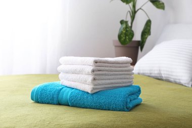 Yatakta temiz yumuşak havlu