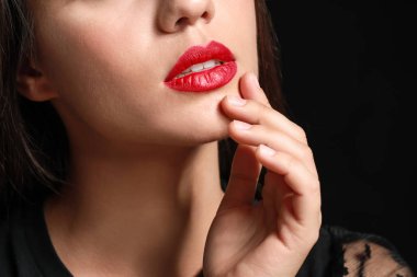 Koyu arka plan, closeup parlak ruj olan güzel kadın